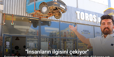 Depremde yarısı enkazda kalan otomobilin geriye kalan kısmını dükkanına astı