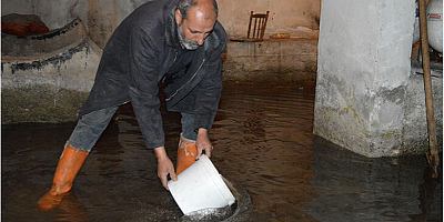 Depremin ardından apartmanın bodrumunu yer altı suyu basıyor