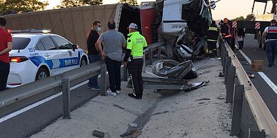 Devrilen tır karayolunu kapattı, zincirleme kaza oldu