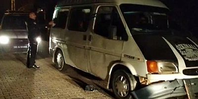 'Dur' ihtarına uymayan plakasız minibüs, polis otosuna çarparak durduruldu