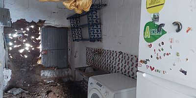 Duvarı yıkılan aile yardım bekliyor