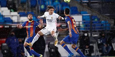 El Clasico'da konuşmalar canlı yayına yansıdı! Modric, Pique'yi resmen ti'ye aldı