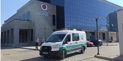 Ellerini ve yüzünü balıklar yemiş...