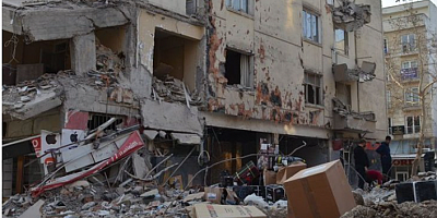 Emniyet müdürünün evinde depremzedelere yardım malzemeleri çıktı
