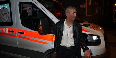 Engelli kardeşini bıçaklayıp başında sigara içti