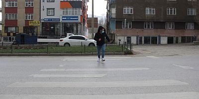 Erzurum'da bir garip yaya geçidi, başı var sonu yok