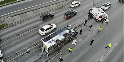 Esenyurt'ta gişelerin betonuna çarpan midibüs devrildi: 7 yaralı