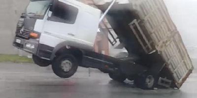 ESENYURT'TA YÜKÜ ARKAYA KAYAN KAMYON ŞAHA KALKTI