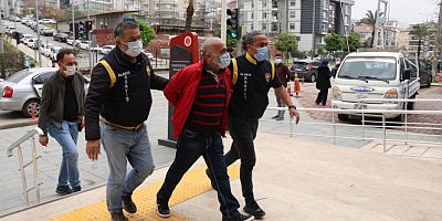 Eşini öldüren katil zanlısına adliye önünde arkadaşlarından şaşırtan destek