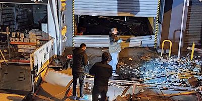 Fatih'te 4 katlı kapalı otoparkta yaşanan patlama yangına neden oldu