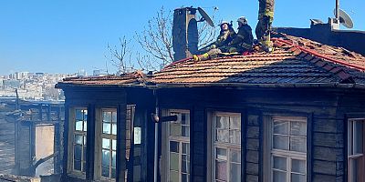 Fatih'te metruk binadaki yangın ahşap binaya sıçradı