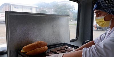 Fedakar anne hasta oğlunun tedavi masrafları için minibüste köfte satıyor