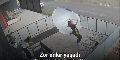 Fırtınada genç kızın şemsiyeyle imtihanı kameraya yansıdı