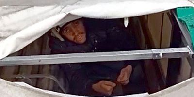 Fransa'ya giden 2 TIR'ın dorselerinden 8 kaçak göçmen çıktı