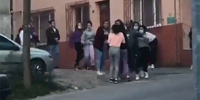 Genç kızların tekme tokat kavgası kamerada