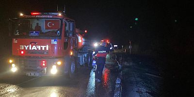 Geri dönüşüm için toplan kağıt dolu pikap alevlere teslim oldu