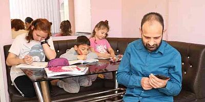 Görme engelli babalarının karanlık dünyasına ışık oldular