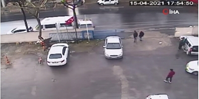 Güngören'de kamyonetin yayaya çarptığı feci kaza kamerada