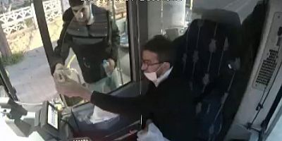 Halk otobüsü şoförü iftar yemeğini yolcu ile paylaştı