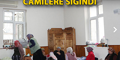 Hasarlı evlerine giremeyen depremzedeler camilere sığındı