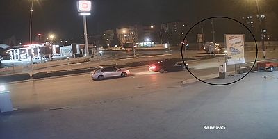 Hasta taşıyan ambulans ve otomobilin karıştığı kaza kamerada