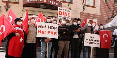 HDP önündeki aileler, teröristlerin çocuklarına zorla açıklama yaptırmasına tepki gösterdi