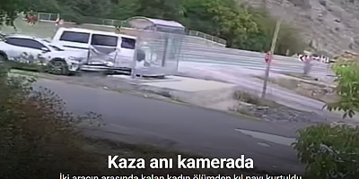 İki aracın arasında kalan kadının ölümden kıl payı kurtulduğu kaza anı kamerada