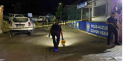 İlçe Emniyet Müdürlüğü önünde silahlı kavga: 2 yaralı