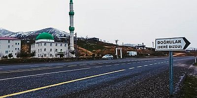 İlginç mezar ismi geri dönüp tekrar tabelaya bakıyor