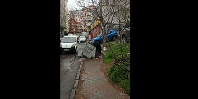 İnkar, yoksulluğu örtmüyor: Şimdi de İstanbul'da yaşlı bir yurttaş çöpte yemek ararken görüntülendi