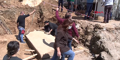 İnşaat kazısında bulunan 2 bin 400 yıllık lahidin kapağı Bakan Ersoy'un katıldığı törenle açıldı