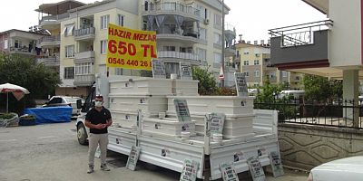 İnsanlar evde kalınca mezarcılar vatandaşın ayağına geldi