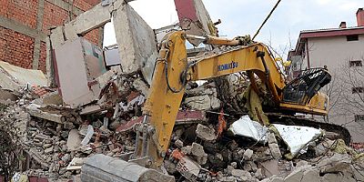 İş makinesi operatörü, yıkım gerçekleştirdiği binanın altında kaldı