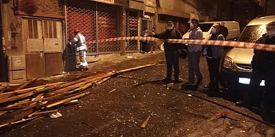 İstanbul'da fırtına çatıları uçurdu