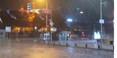 İstanbul'da gece saatlerinde aniden bastıran sağanak etkili oldu