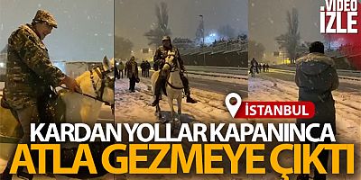 İstanbul'da karda ilginç görüntü: Yollar kapanınca atla gezmeye çıktı