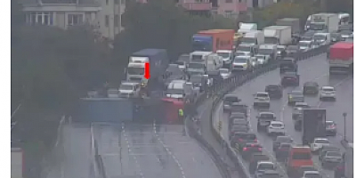 İstanbul'da TIR yan yattı, yolu tamamen kapattı