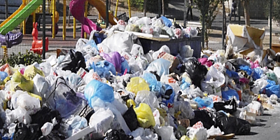 İzmir'in Buca ilçesinde toplanmayan çöplere tepki