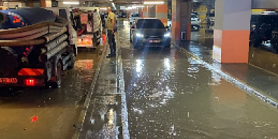 Kadıköy’de su borusu patladı: AVM otoparkı göle döndü
