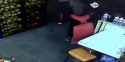 Kadın müşterisinin telefonunu çalmaya çalışan hırsızı tekmeyle savuşturdu