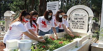 Kadın sporcular, Mersin sporuna büyük emek vermiş sporcuları mezarları başında andı