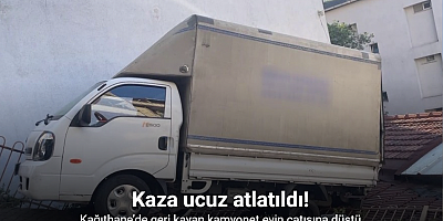 Kağıthane’de geri kayan kamyonet evin çatısına düştü
