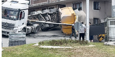 Kağıthane’de kum yüklü hafriyat kamyonunun dorsesi yola devrildi