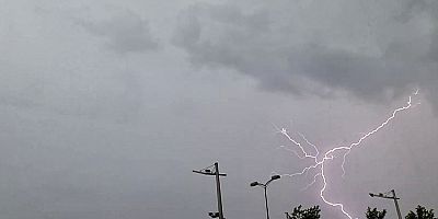 Karabük'te şimşekler görsel şölen sundu