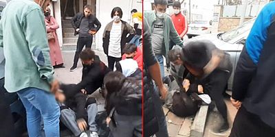 SON DAKİKA Karısını takip eden tacizciyi sokak ortasında evire çevire dövdü! Öfkeli kocanın dayağı kamerada