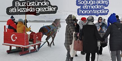 Ardahan'da buz üstünde atlı kızakla gezdiler, soğuğa aldırış etmeden horon teptiler