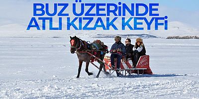 Kars'ta buz üzerinde atlı kızak keyfi sürüyor