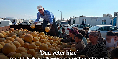 Kavunun tanesini tüccara 5 TL’ye satmak yerine 50 ton kavunu depremzedelere bedava dağıtıyor