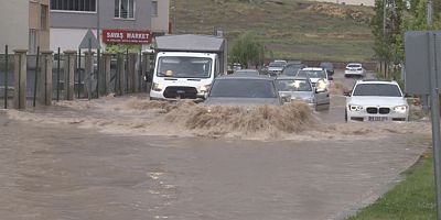 Kayseri'de sağanak yağış etkili oldu, araçlar mahsur kaldı