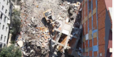 Kentsel dönüşüm yıkımında çöken beton blok iş makinesinin üzerine devrildi